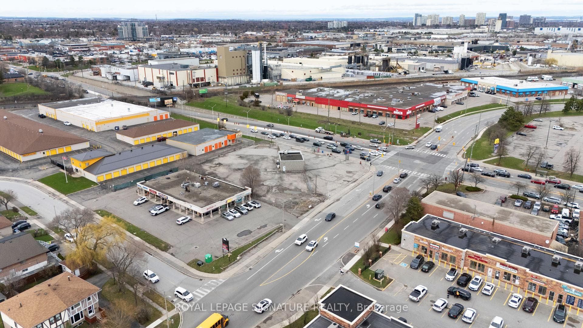 73 Kennedy Road S, Brampton, ON L6W 3E4