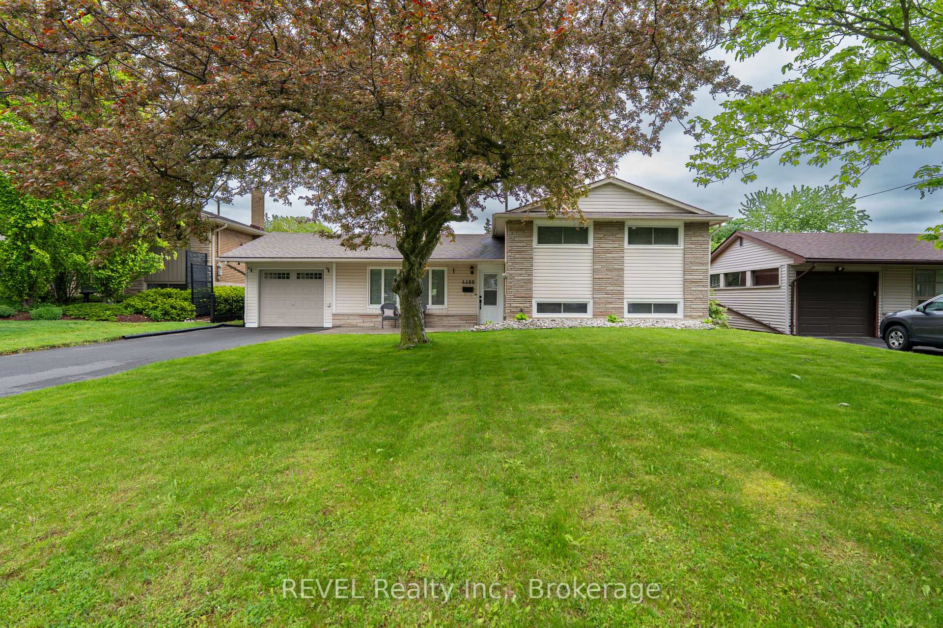 4480 Queensway Gardens, Niagara Falls, ON L2E 6P7