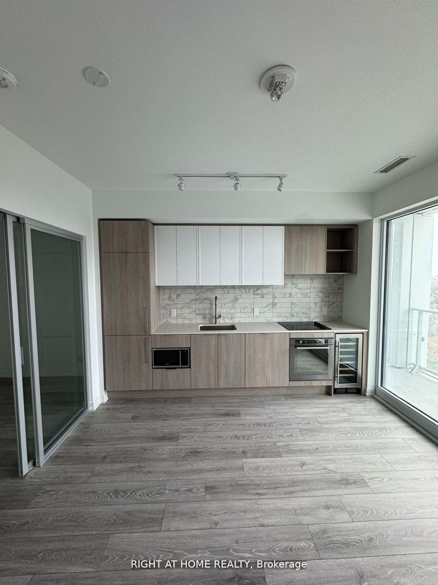 2020 Bathurst Street 1512, Toronto, ON M5P 0A6