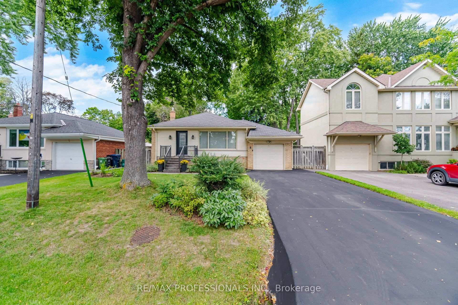 8 Beaverbrook Avenue, Toronto, ON M9B 2M7