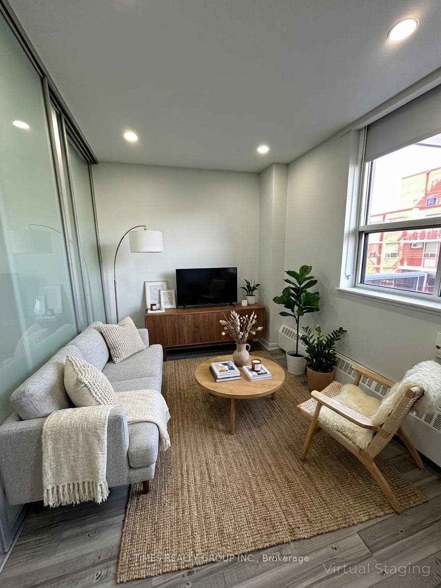 15 Walmer Road 906, Toronto, ON M5R 2X1
