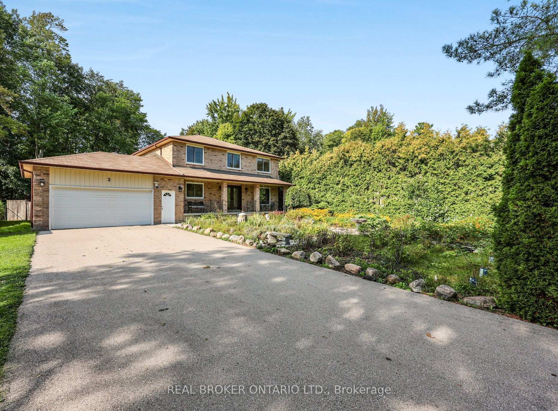 2 Amberglen Court, East Gwillimbury, ON L9N 1J6
