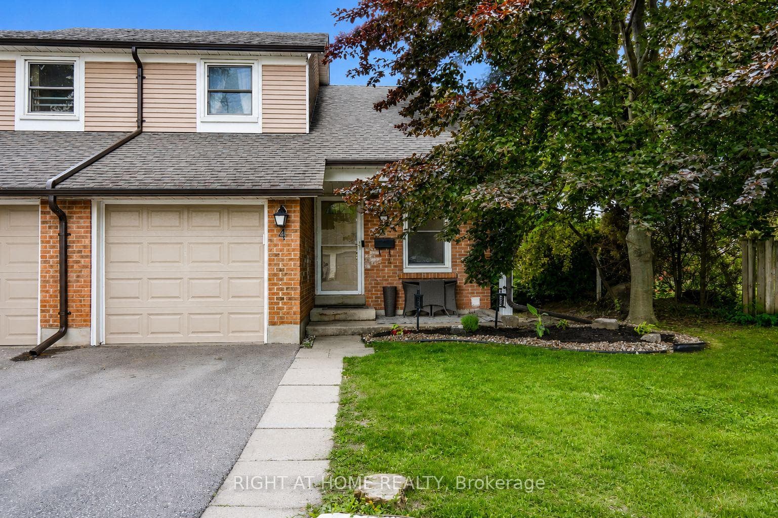 1055 Central Park Boulevard N #4, Oshawa, ON L1G 7M4