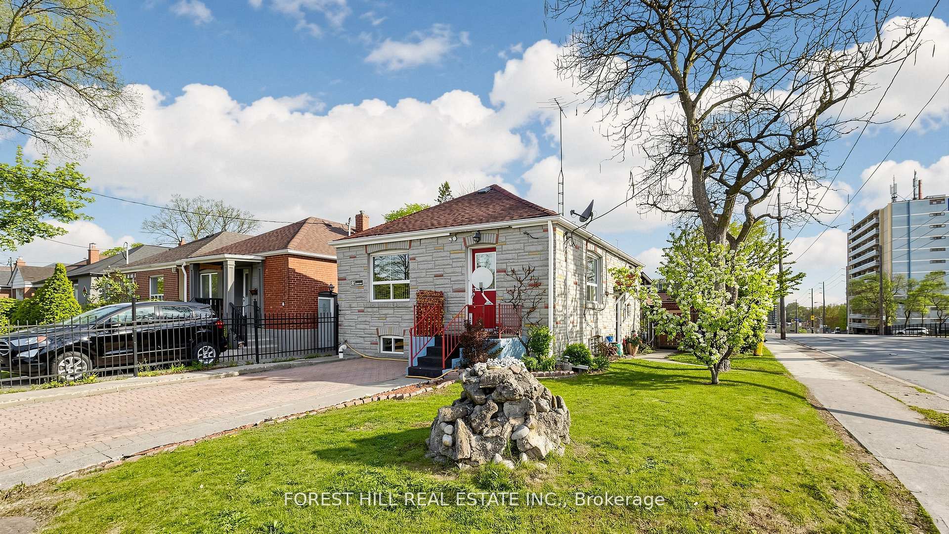 2 Ellins Avenue, Toronto, ON M6N 2A1