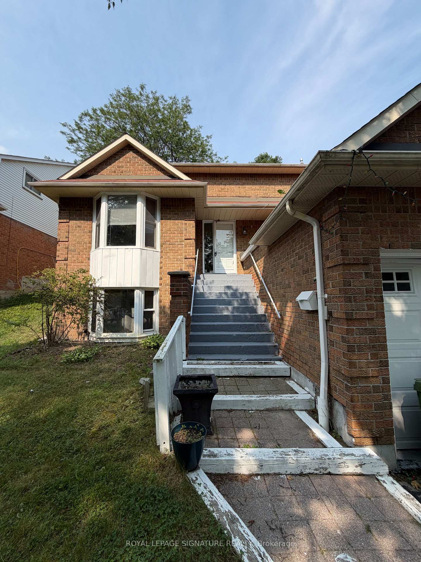 41 Broadbridge Drive Main and Upper, Toronto, ON M1C 3K5
