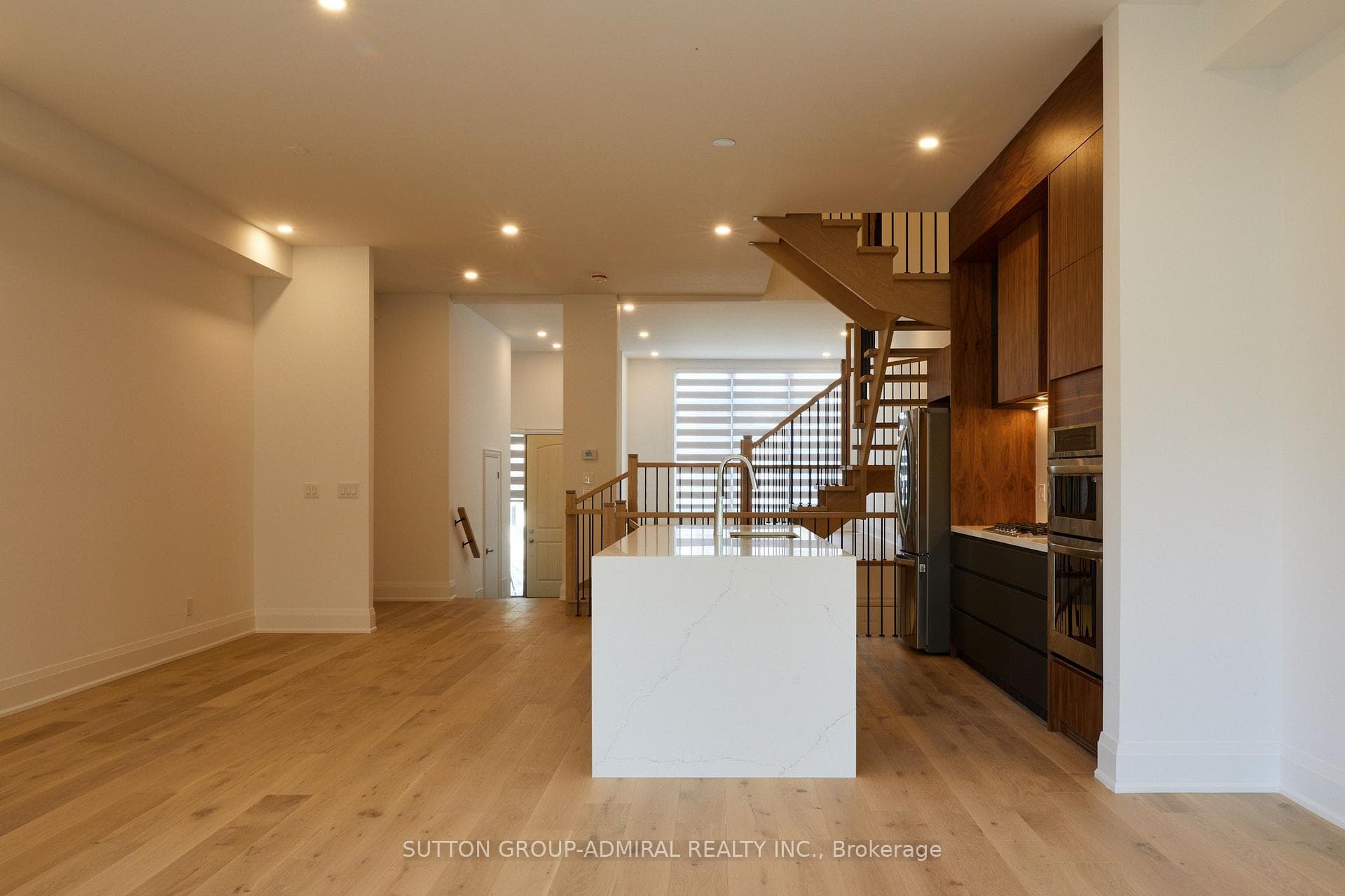 18 Direzze Court, Richmond Hill, ON L4C 5T8