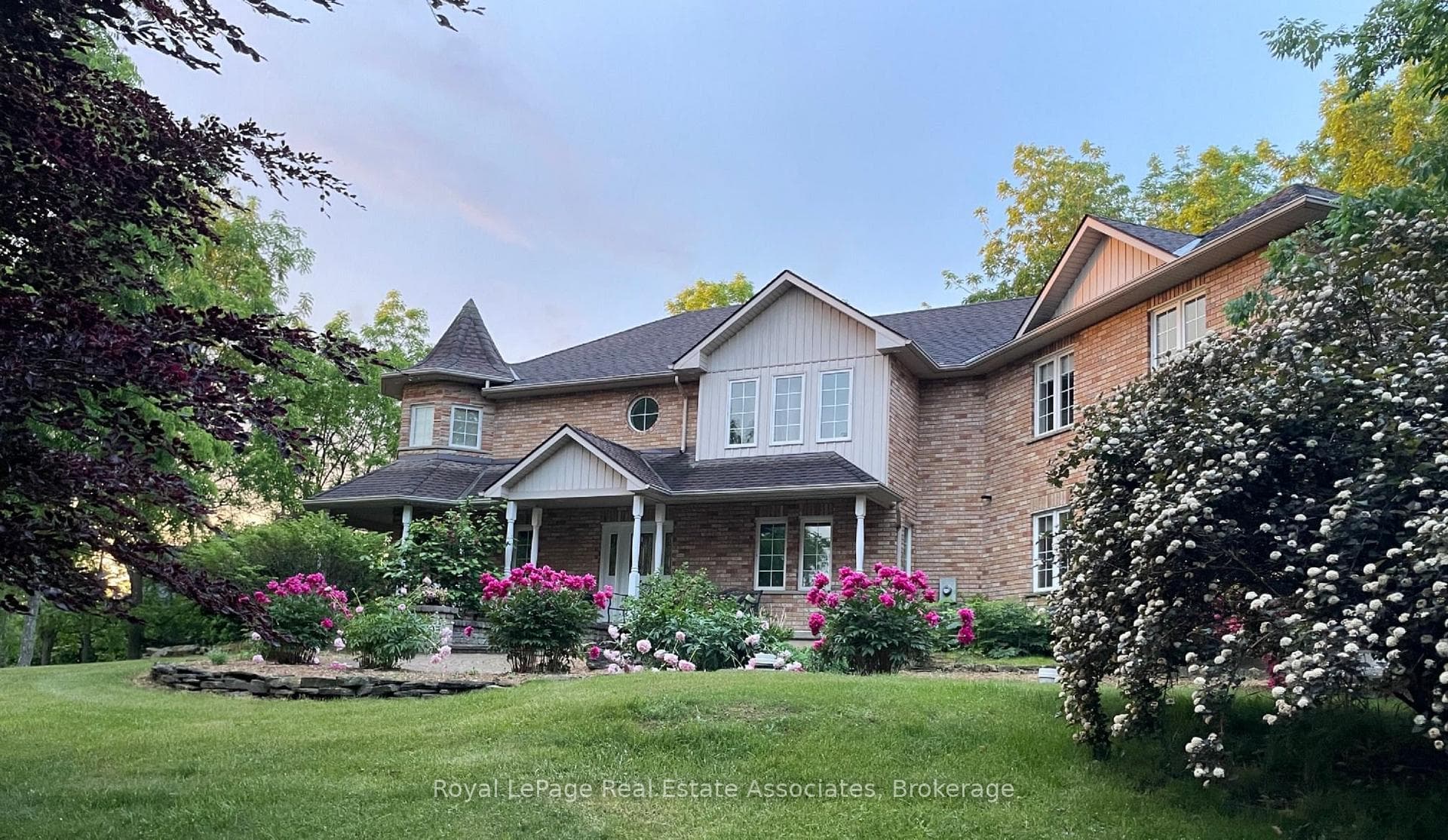 86 Ridge Road E, Grimsby, ON L3M 4E7
