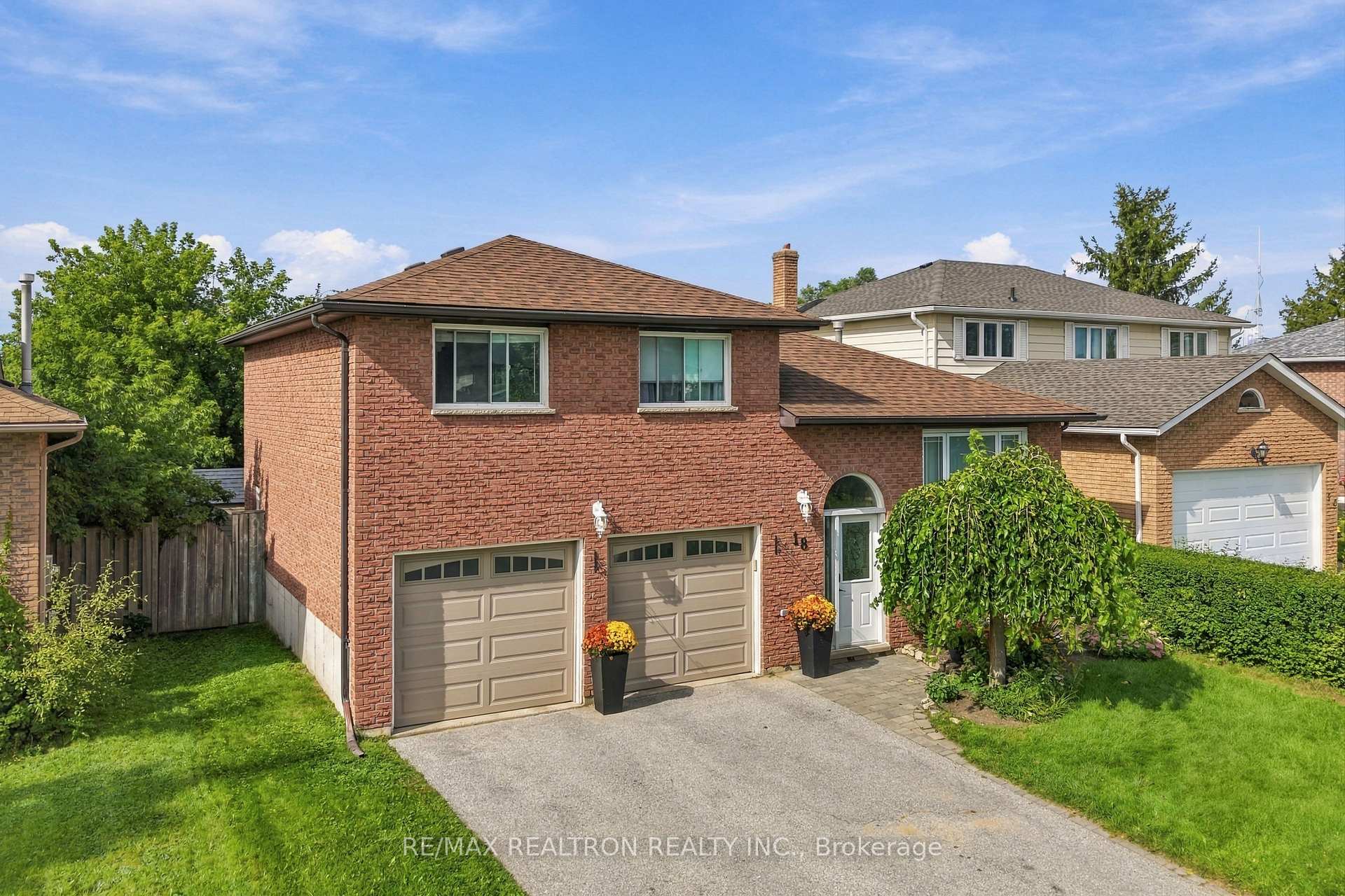 18 Castille Crescent, Georgina, ON L4P 3L4