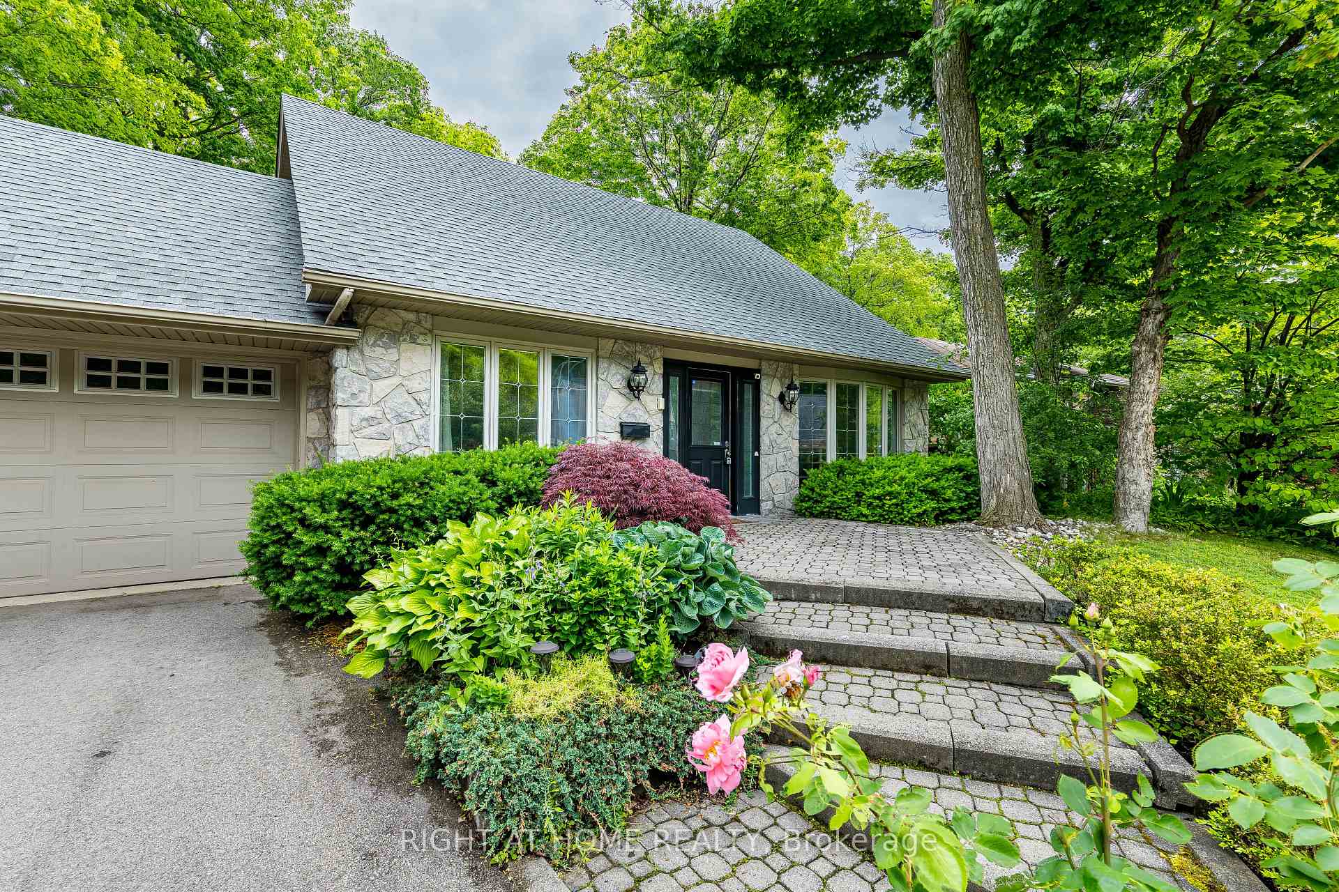1941 Four Seasons Drive, Burlington, ON L7P 2Y3