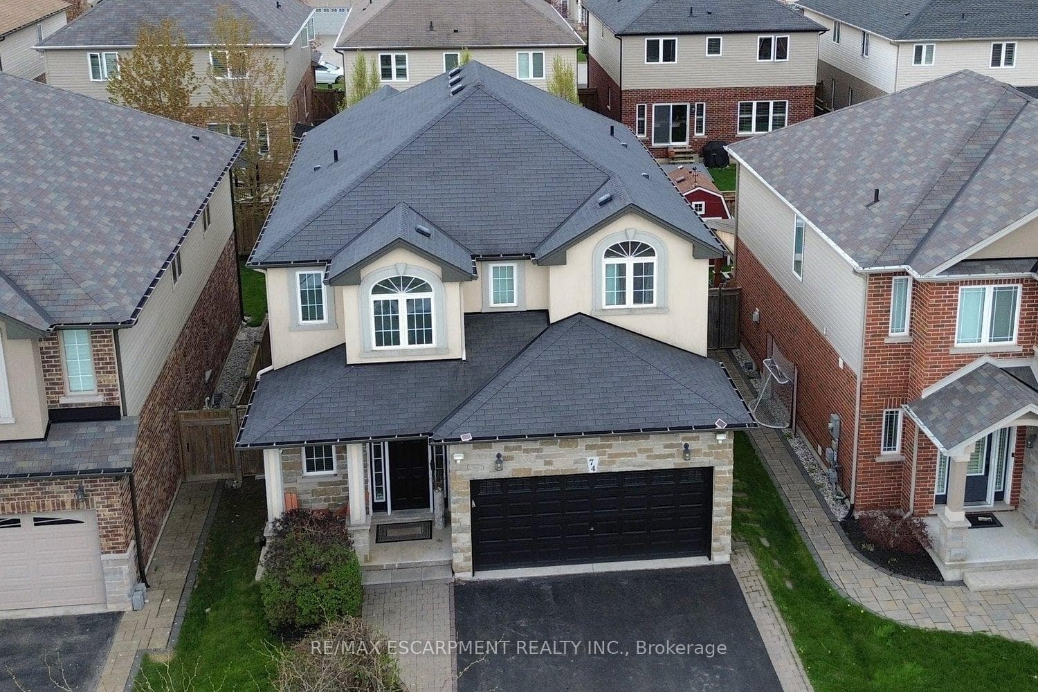 74 Lampman Drive, Grimsby, ON L3M 0E7