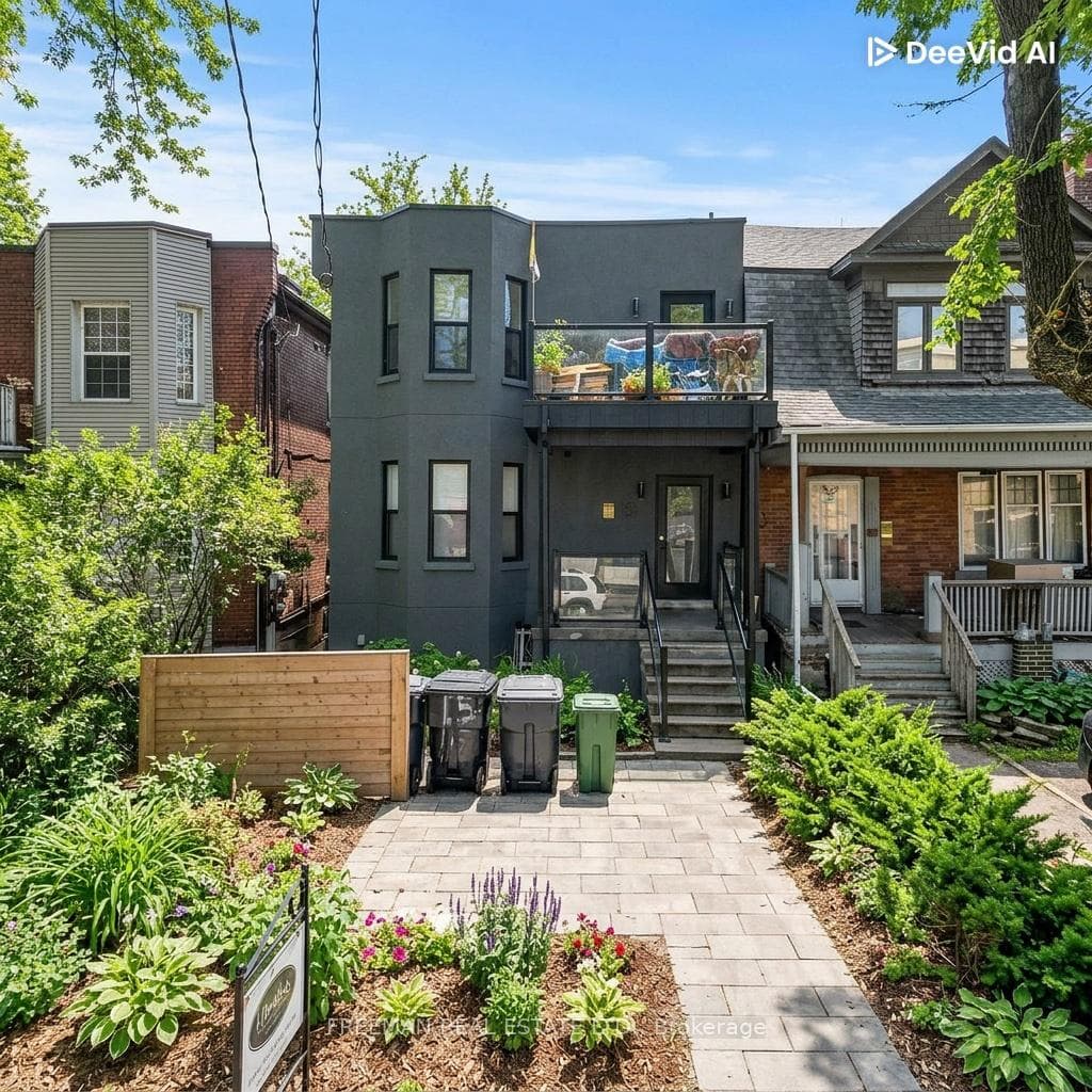 15 Thorburn Avenue 204, Toronto, ON M6K 1C4