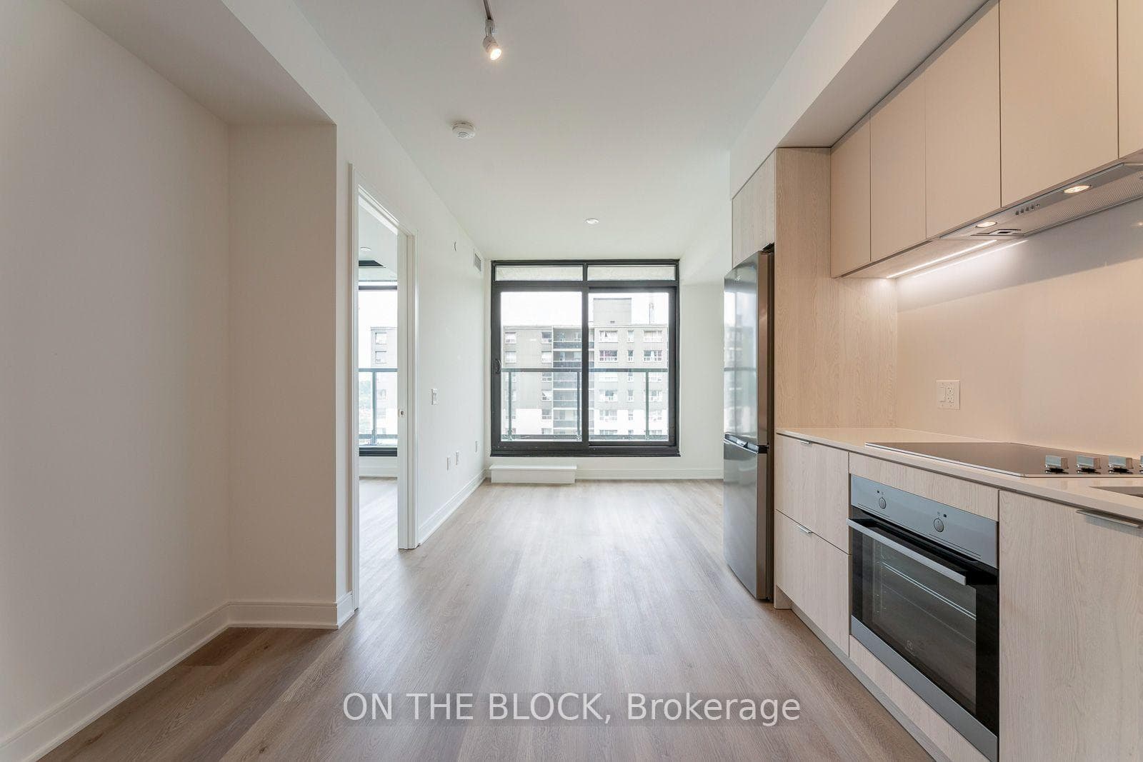 86 Dundas Street E 807, Mississauga, ON L5A 1W4
