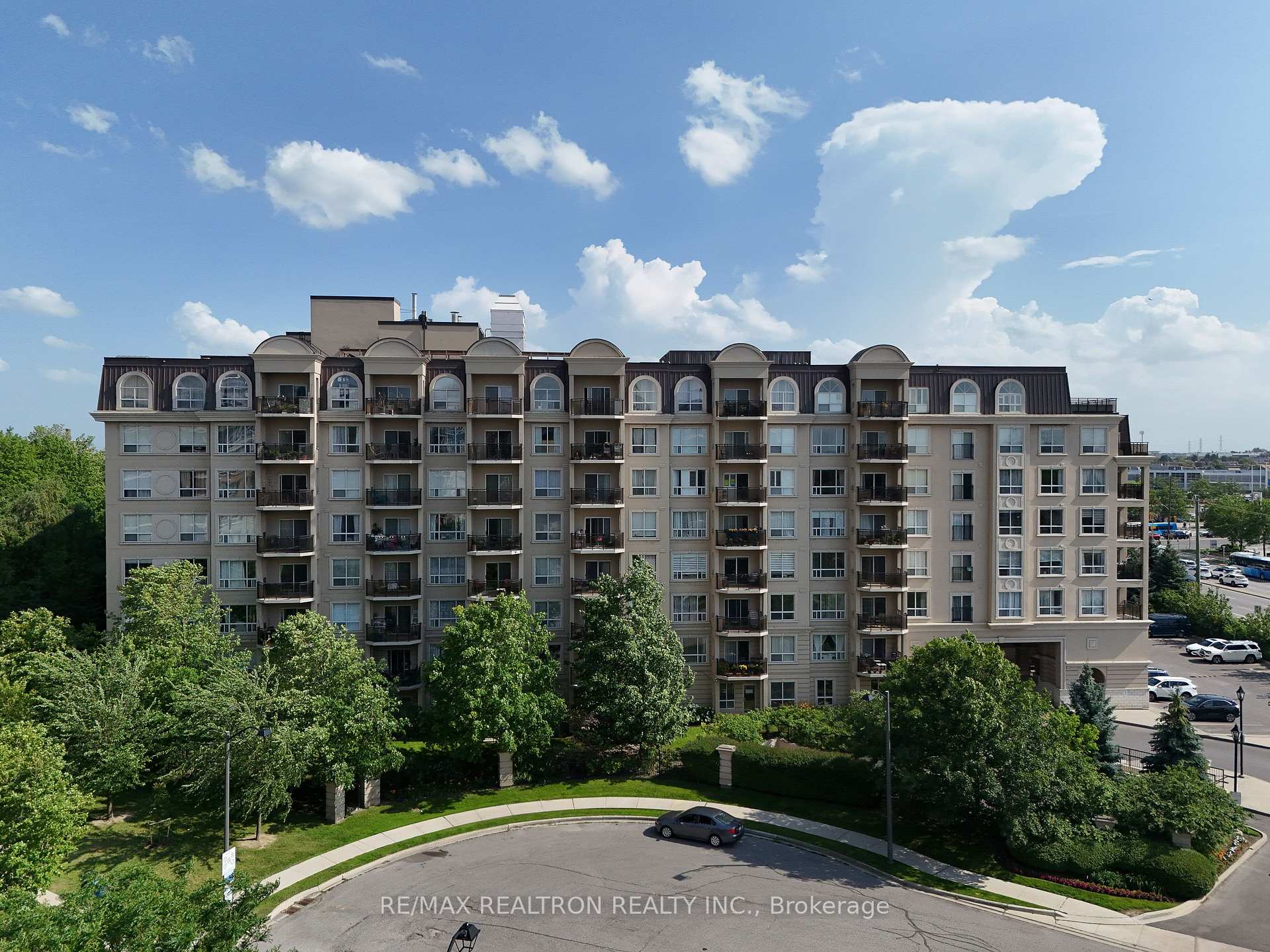 1 Maison Parc Court 402, Vaughan, ON L4J 9K1