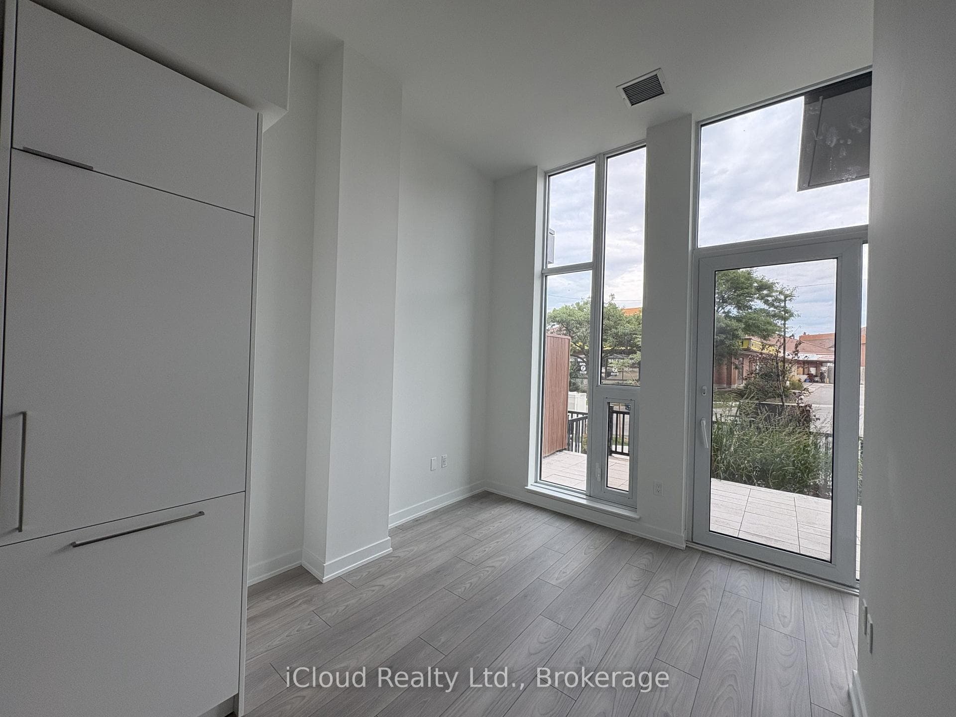 1 Fairview Road TH 02, Mississauga, ON L5A 0B4
