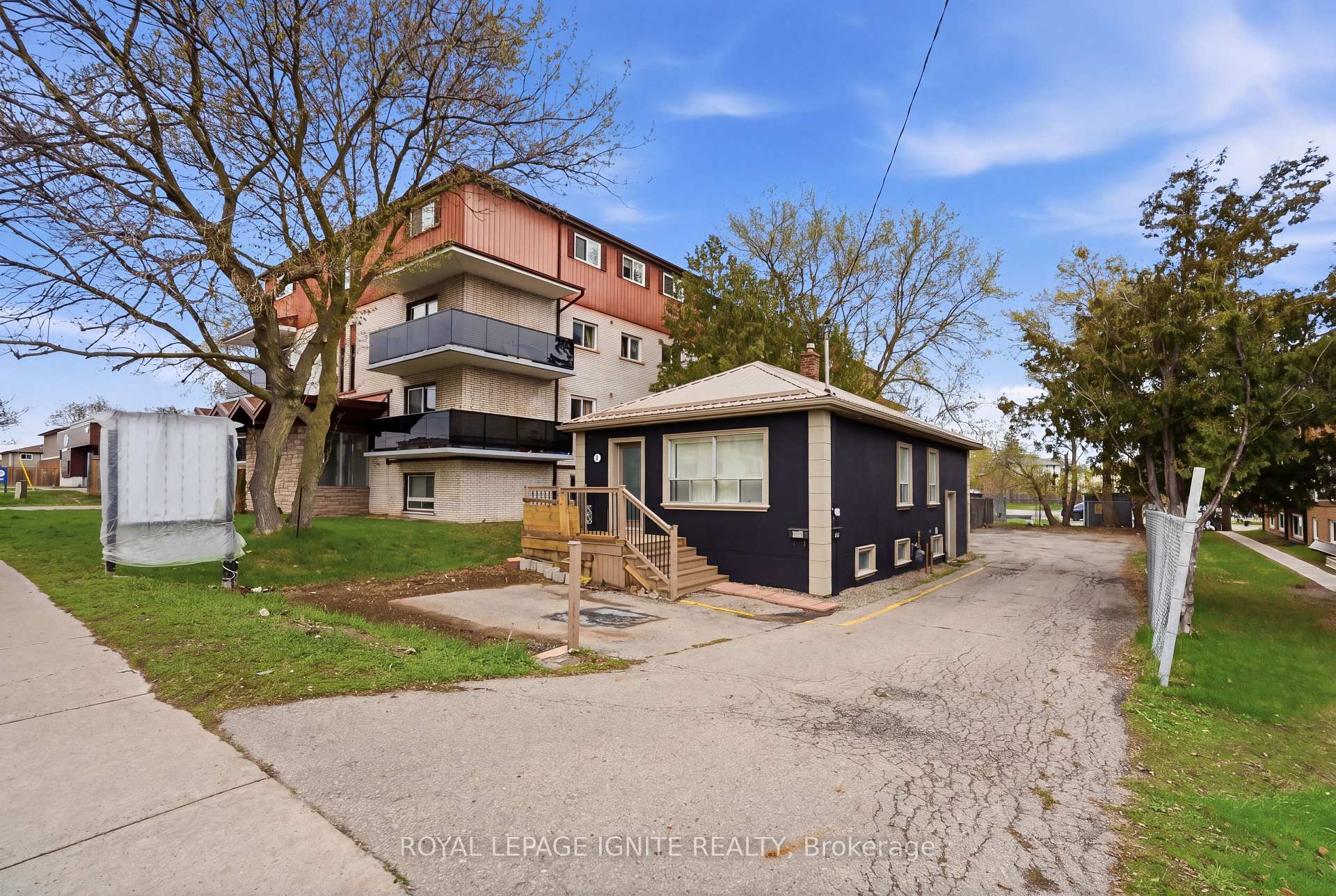 951 Simcoe Street N, Oshawa, ON L1G 4W3
