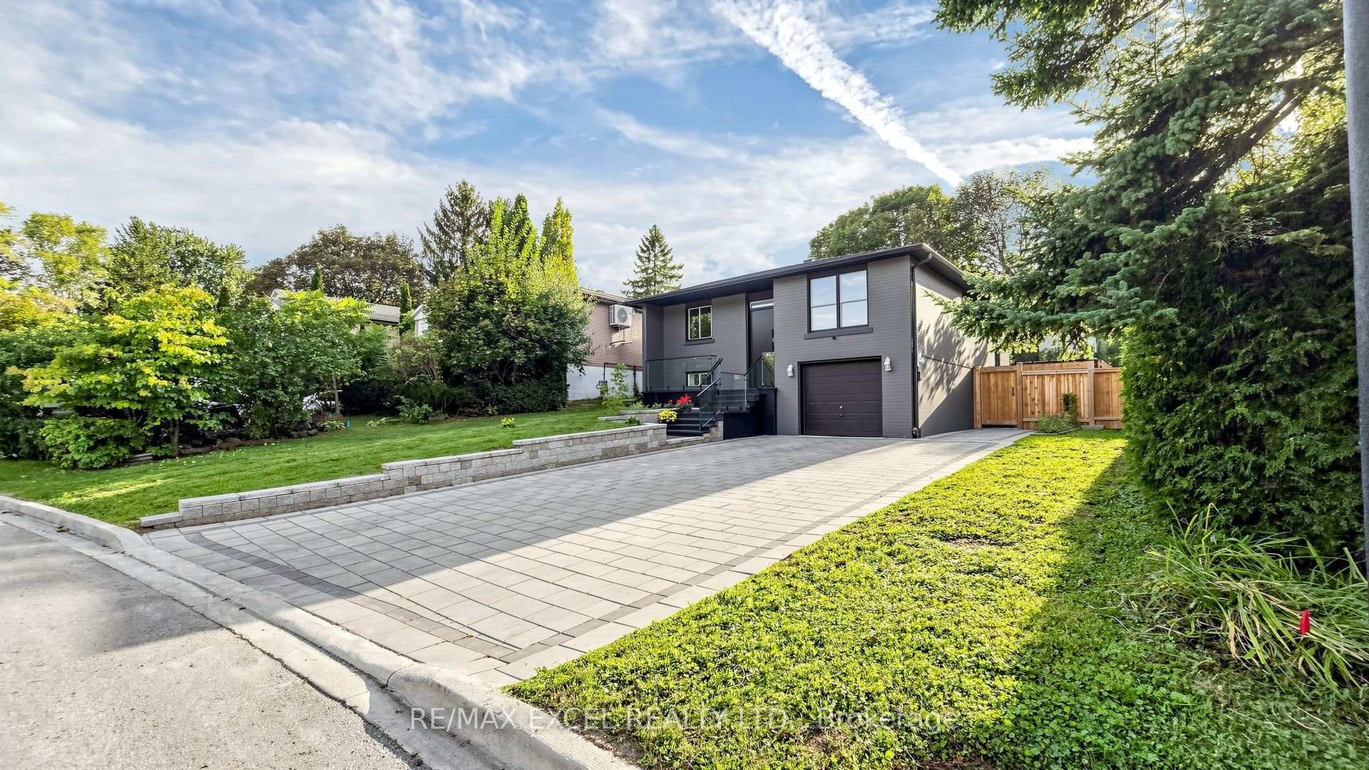332 Dixon Boulevard, Newmarket, ON L3Y 4V6