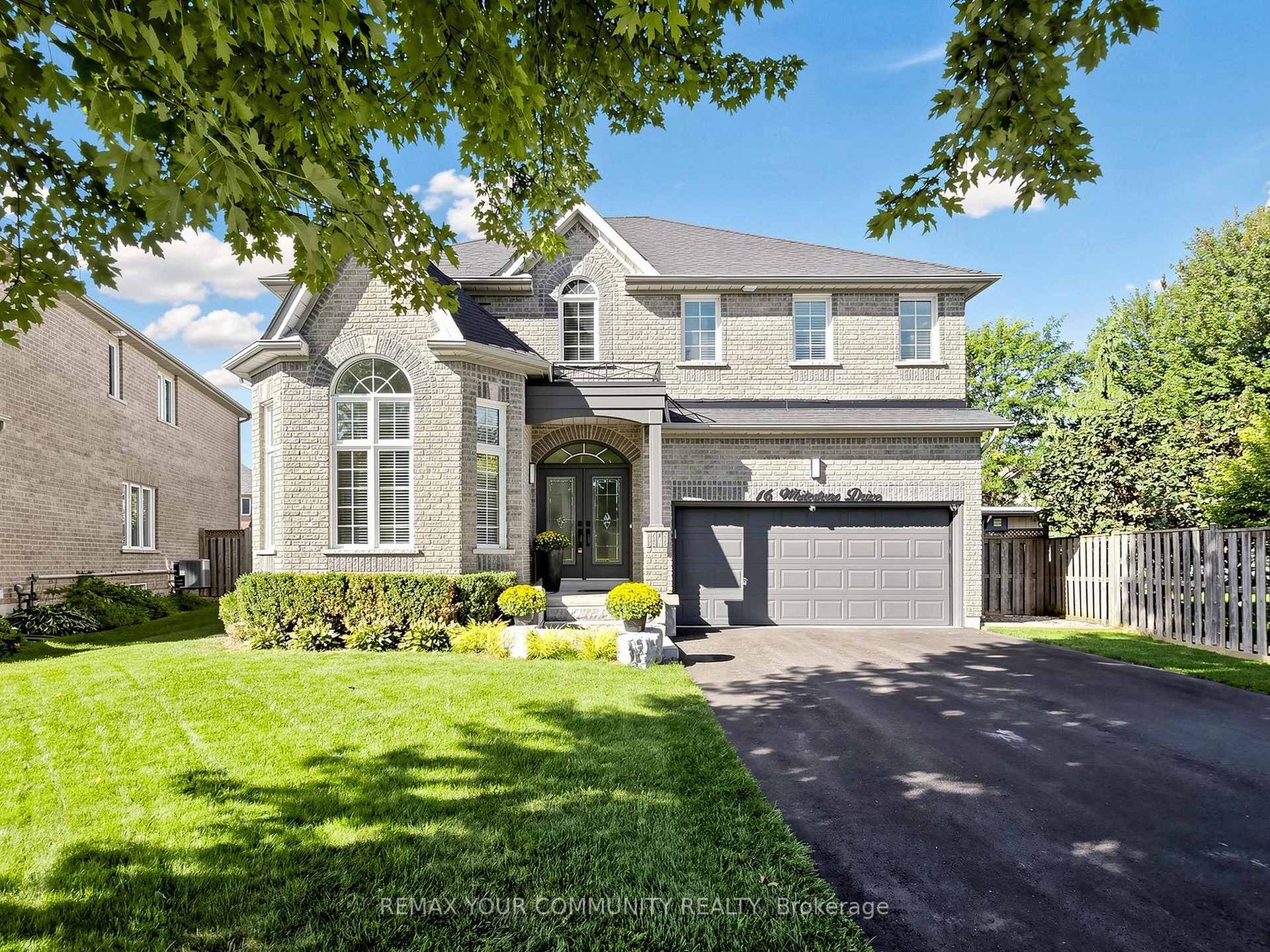 16 Whitestone Drive, Georgina, ON L4P 0A3