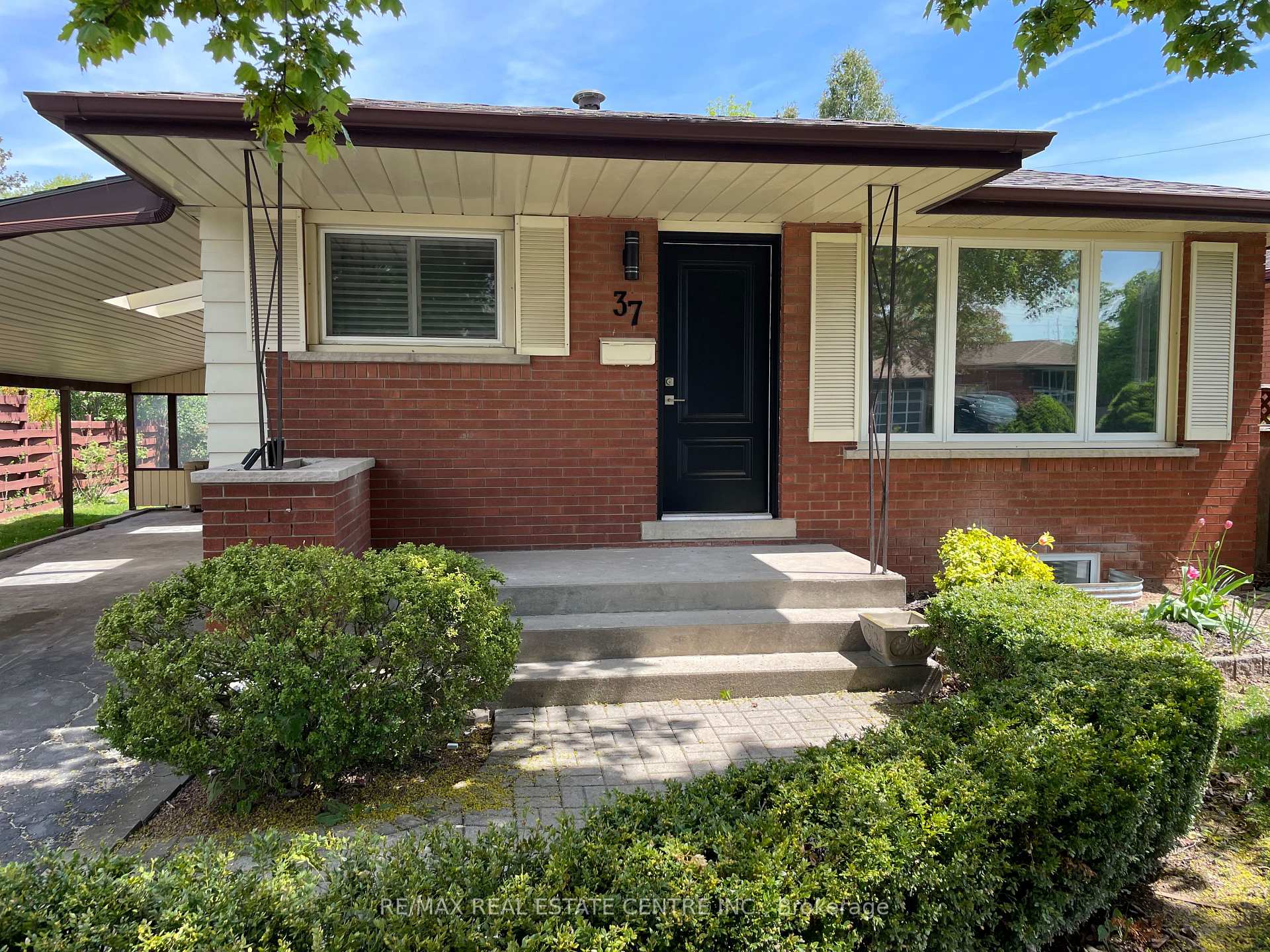 37 Goldfinch Rd Road Upper, Hamilton, ON L9A 3W8