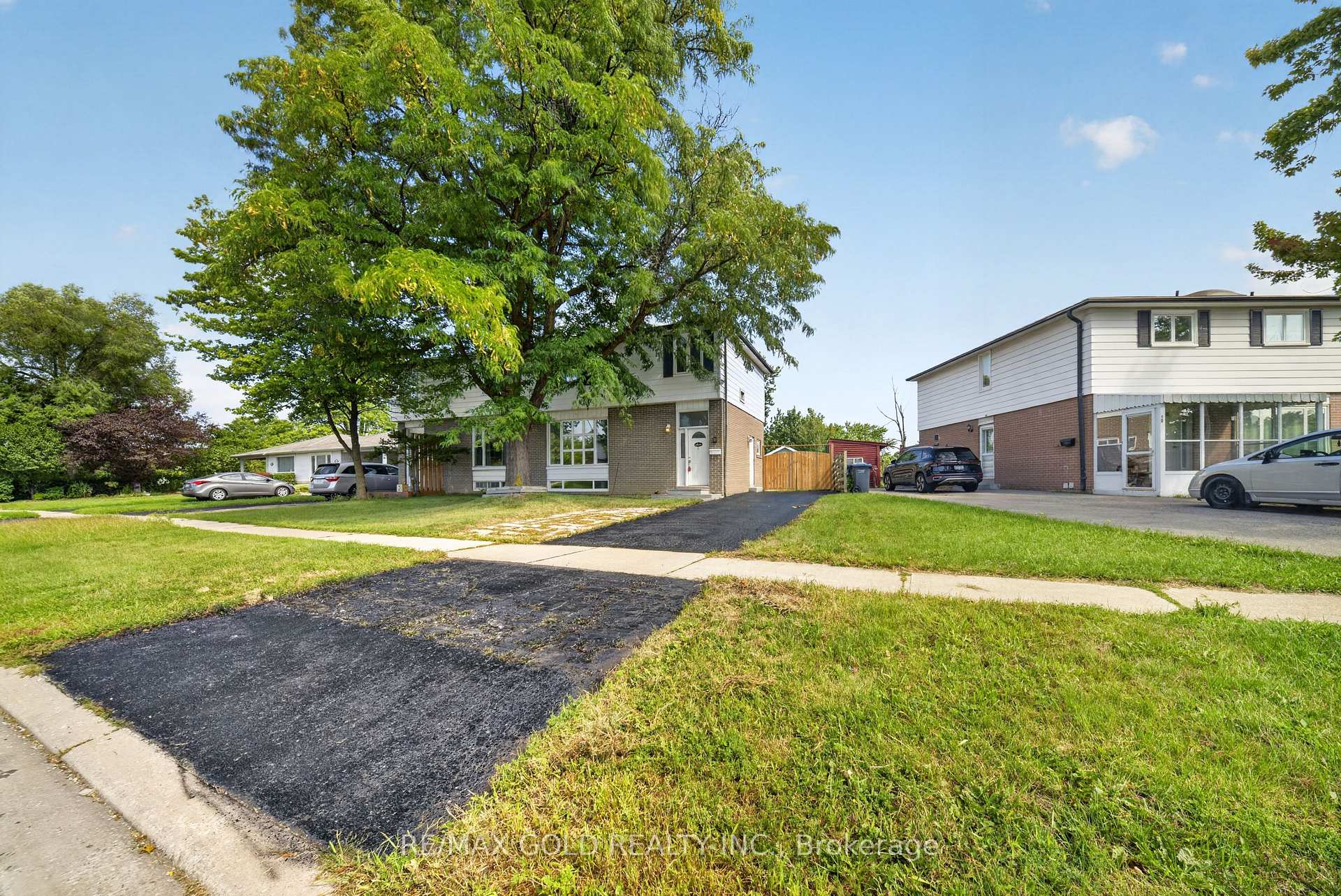 8 Earnscliffe Gate, Brampton, ON L6T 3B3