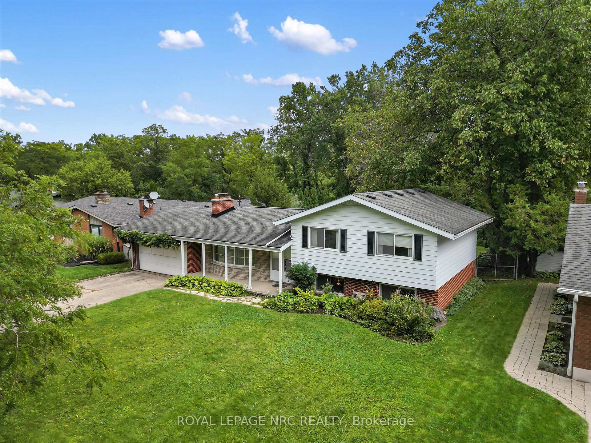 21 Parklane Crescent, St. Catharines, ON L2T 3T9