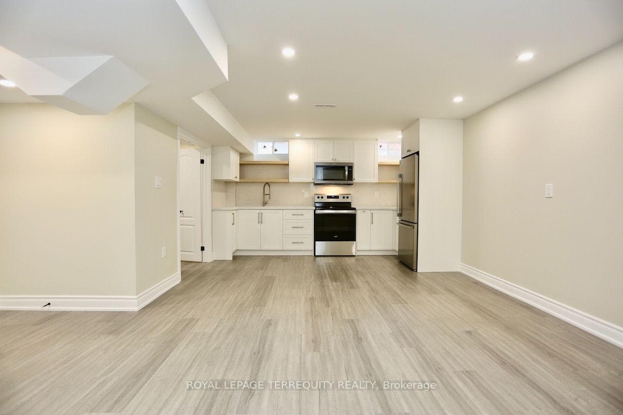 2138 Castle Hill Court Lower, Pickering, ON L1X 1Y5