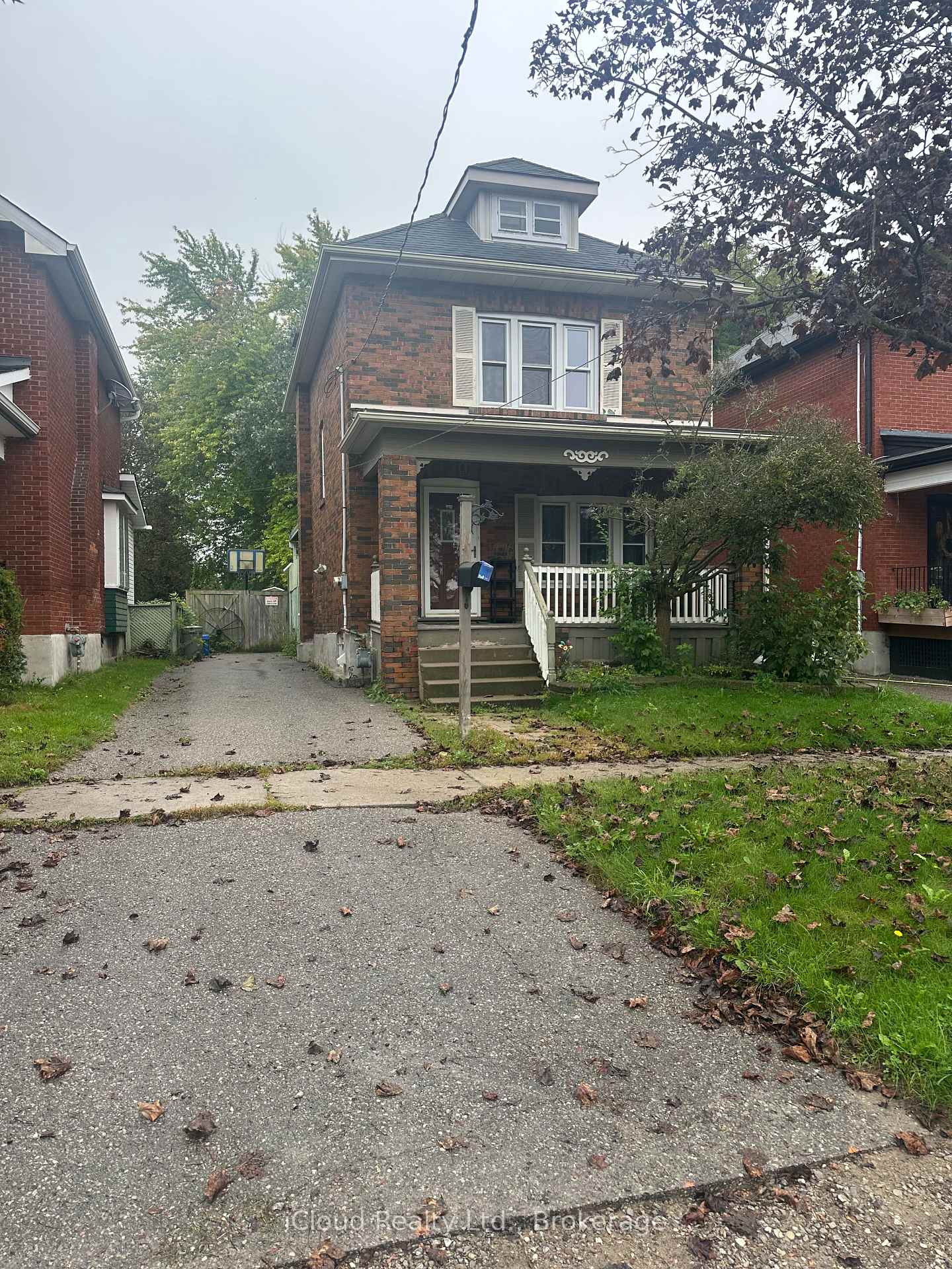 27 BUCKINGHAM Avenue, Oshawa, ON L1G 2K4