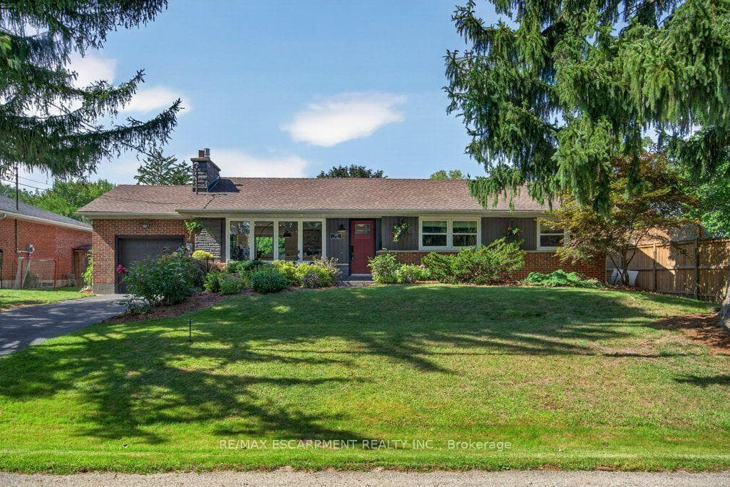 395 Lark Avenue, Burlington, ON L7T 2T1
