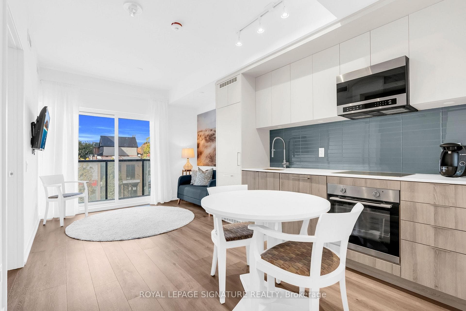 863 St. Clair Avenue W 212, Toronto, ON M6C 0B2