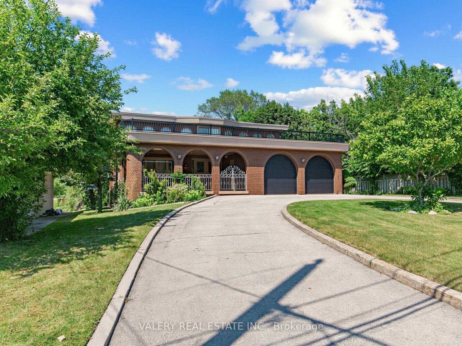 370 Maple Leaf Drive, Toronto, ON M6L 1P6