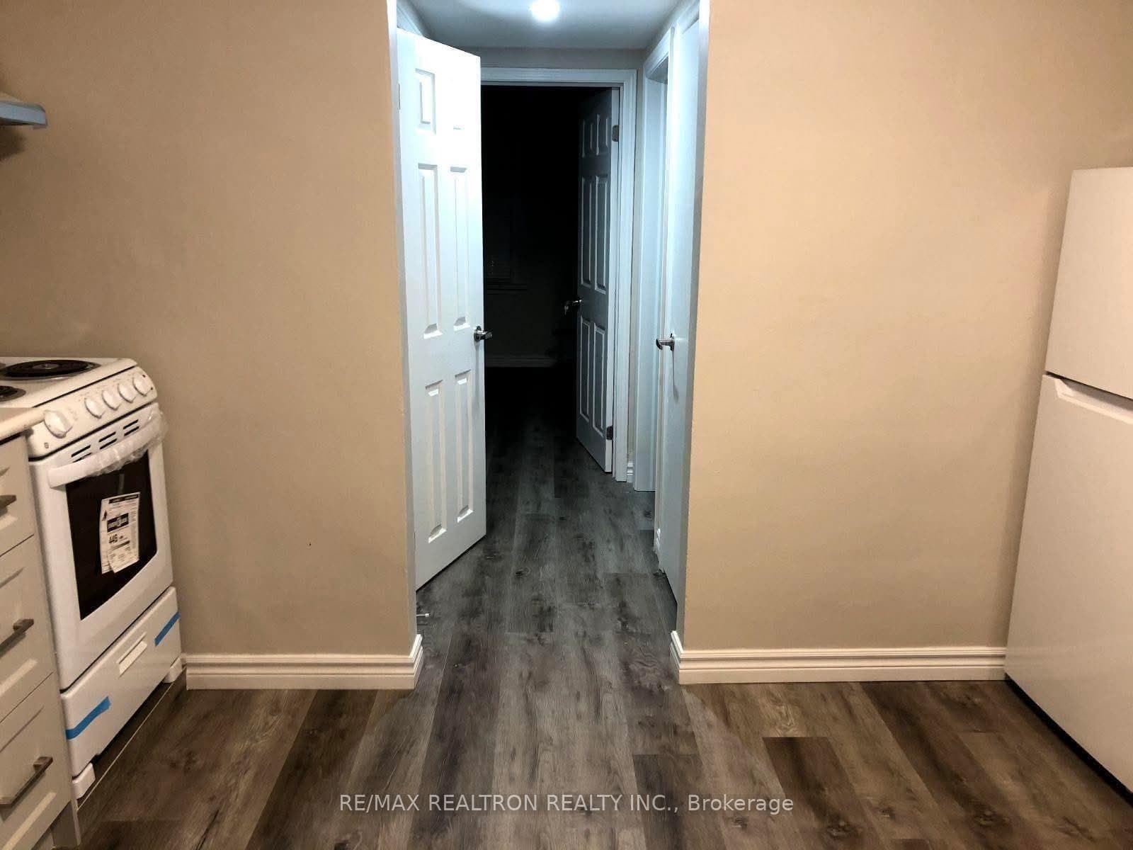 1576 Eglinton Avenue W 2, Toronto, ON M6E 2G8