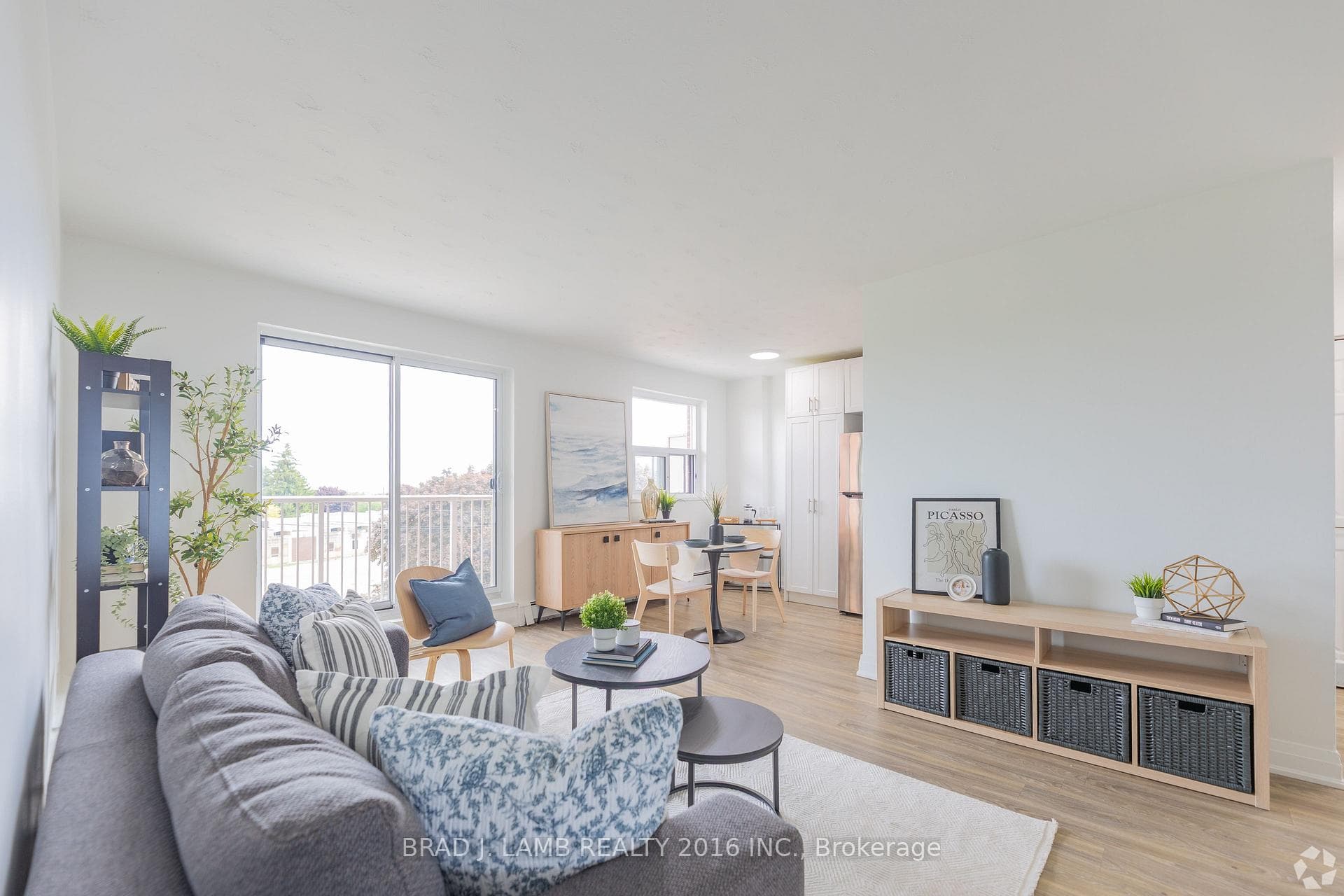 718 Lawrence Road E 204, Hamilton, ON L8K 1Z6