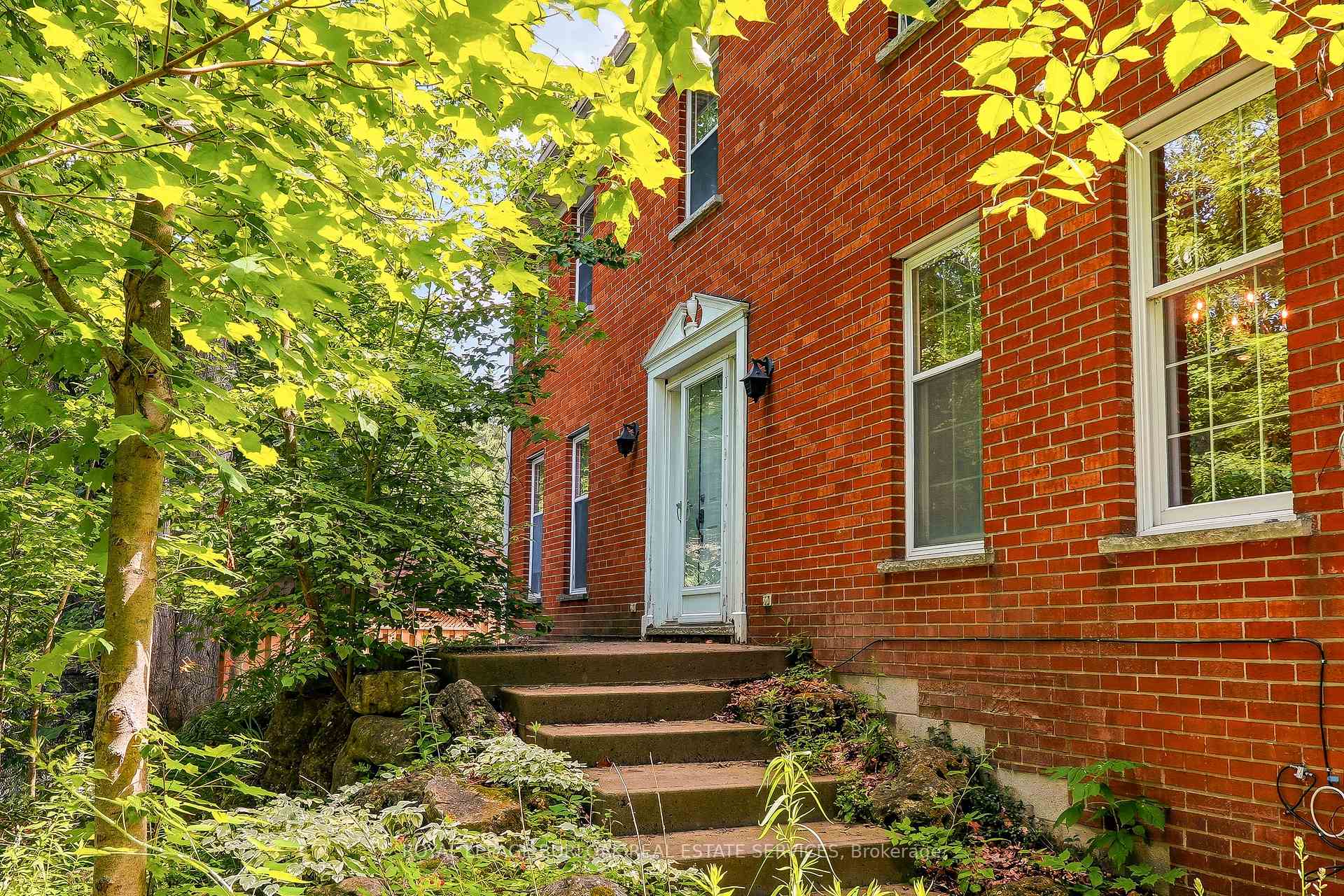 2150 East Street, Burlington, ON L7P 0M3