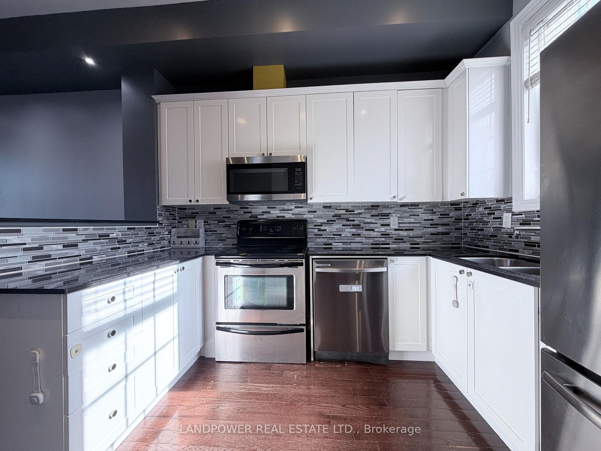 12 Fairhead Mews, Toronto, ON M4E 3Y4
