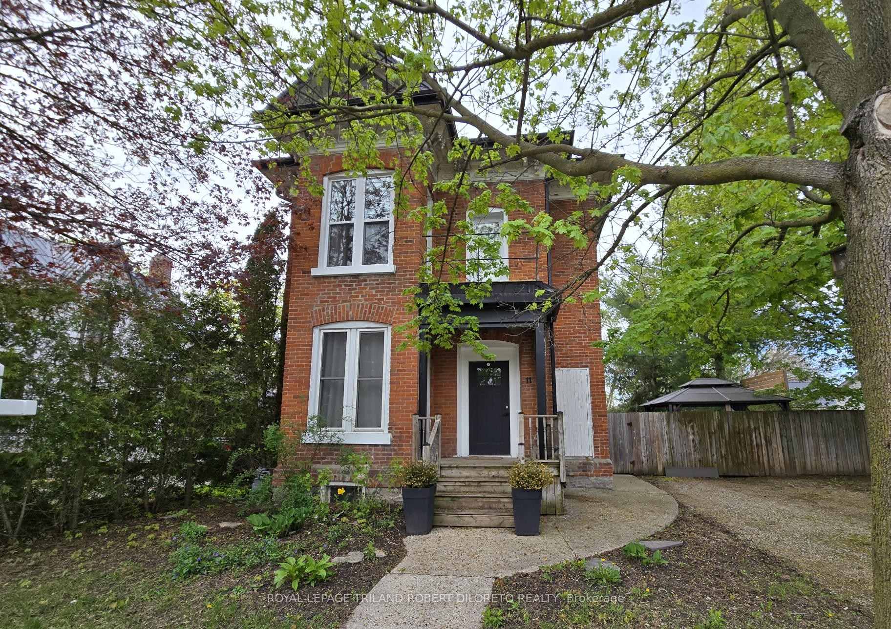 11 Maple Street W, Aylmer, ON N5H 1B8